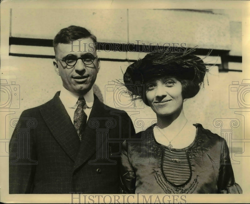 Load image into Gallery viewer, 1921 Press Photo Mr. and Mrs Eph Whisenhunt Among 300 Passengers - nee23341
