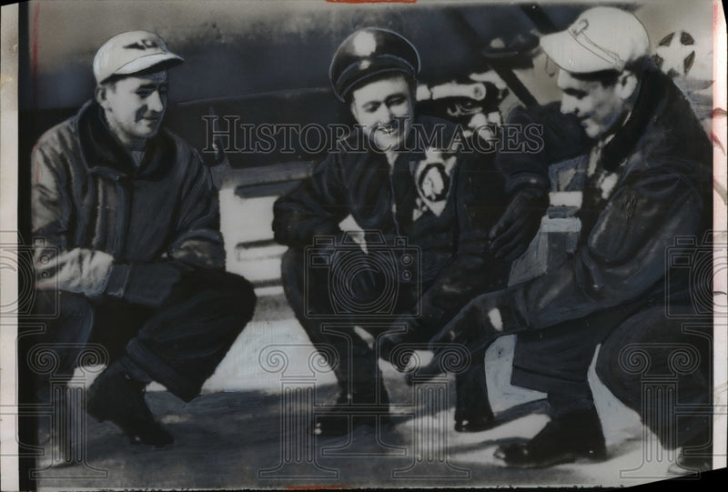 Load image into Gallery viewer, 1955 Press Photo Korea Captain George F. William and Chester B. Wine - nee23391
