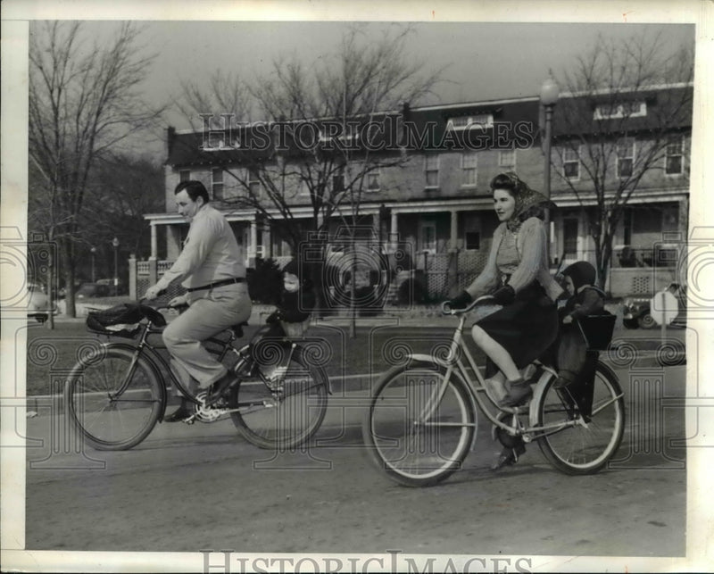 Load image into Gallery viewer, 1943 Press Photo James David Hardison, James Hardison &amp; Johnnie on Bicycle
