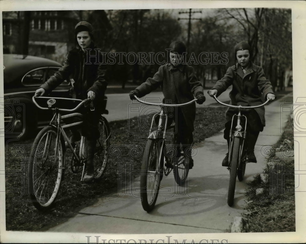1942 Press Photo Richard Eberle, Kim Bredenbeck & Gaden Bredenbeck Riding Bikes