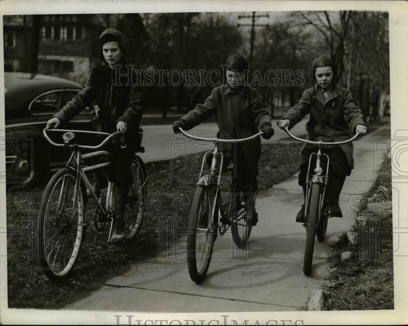 Load image into Gallery viewer, 1942 Press Photo Richard Eberle, Kim Bredenbeck &amp; Gaden Bredenbeck Riding Bikes
