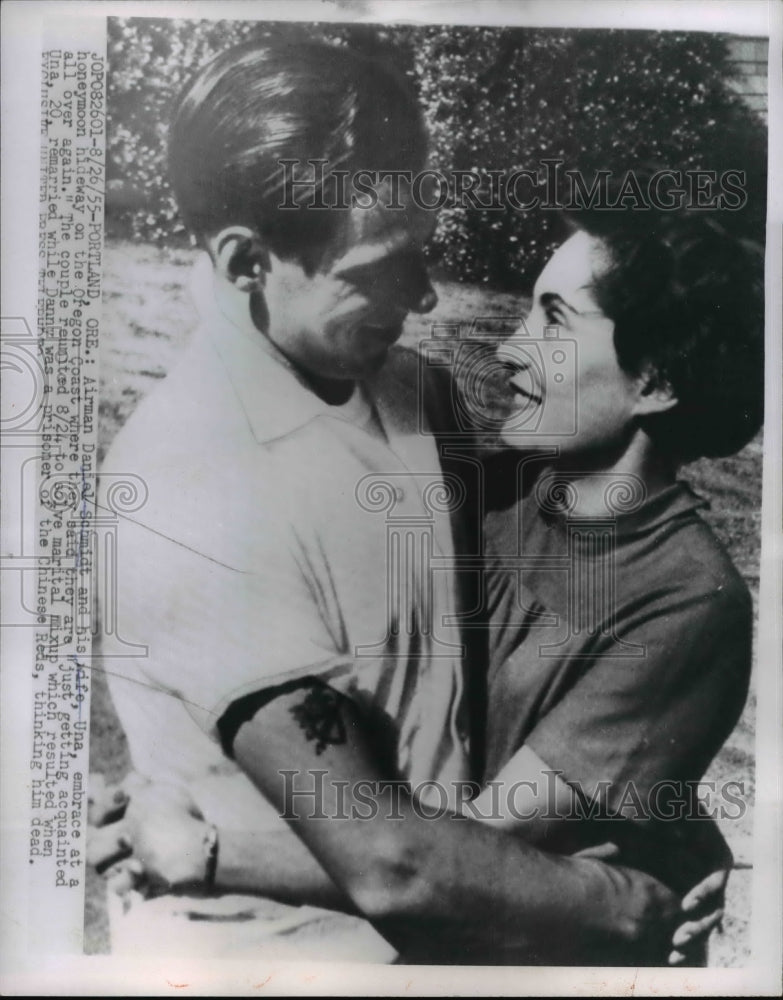 1955 Press Photo Airman Daniel Schmidt and his wife, Una- Historic Images