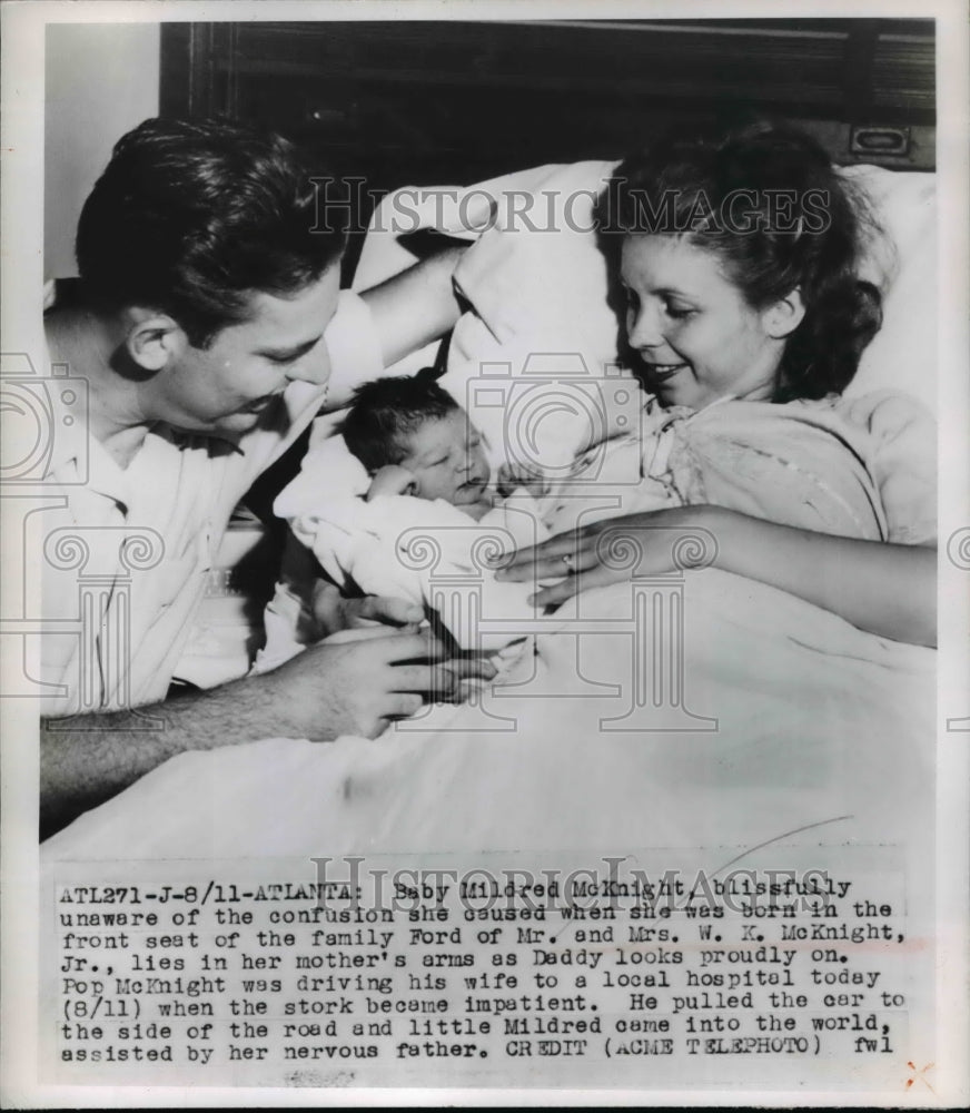 1949 Press Photo Baby Mildred McKnight with her parents, Mr. and Mrs. McKnight