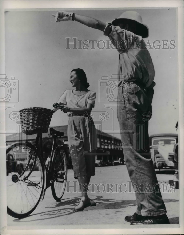 Press Photo Woman with Bike Man Giving Directions