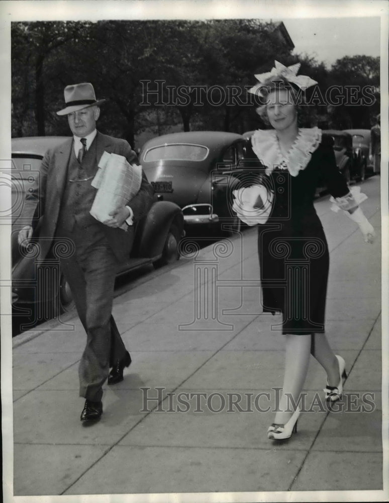 1942 Press Photo E Perrin Schwartz Editor & Mary Mae Schulte Office Mgr Magazine