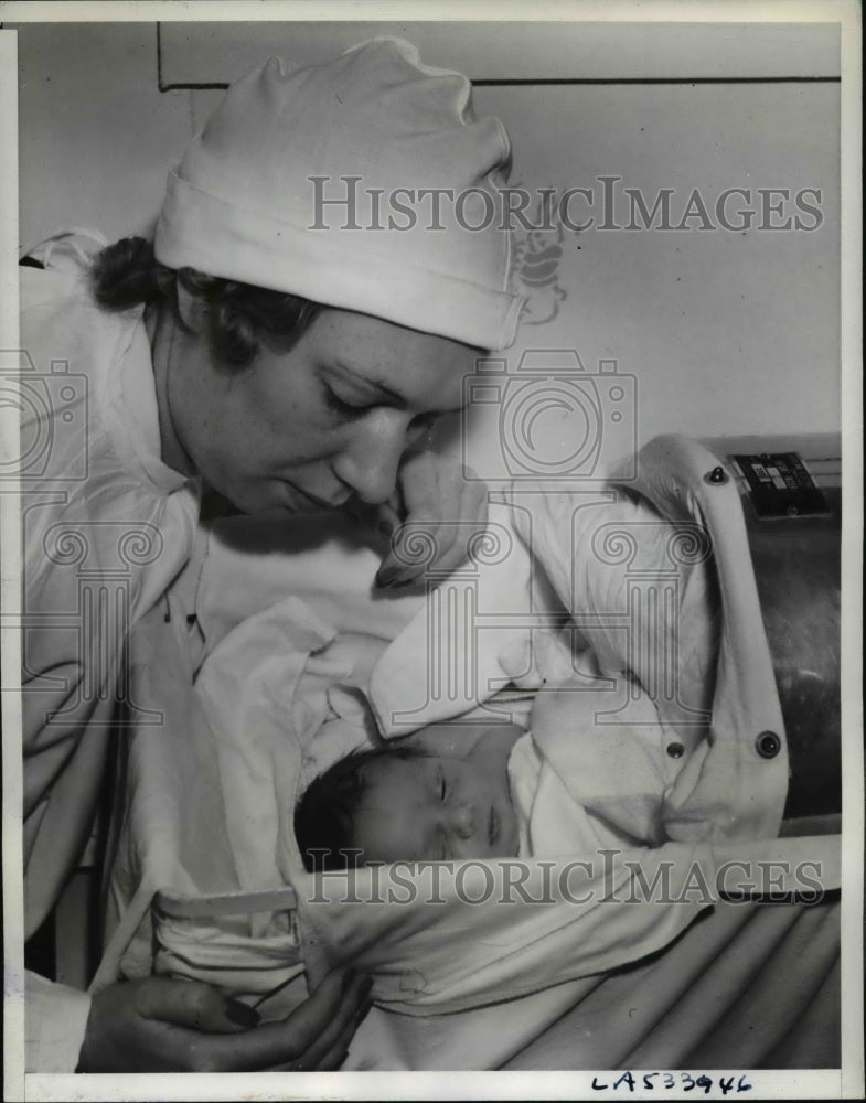 1939 Press Photo Nurse Evelyn Harker with David Wayne Hatton
