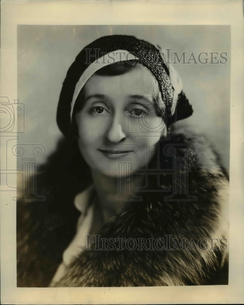 Load image into Gallery viewer, 1931 Press Photo Mrs Walter Swoet after winning writing award advocating smoking
