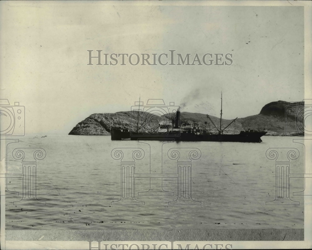 1930 Press Photo Freighter standing off Cape Hope's Advance, Hudson Straits