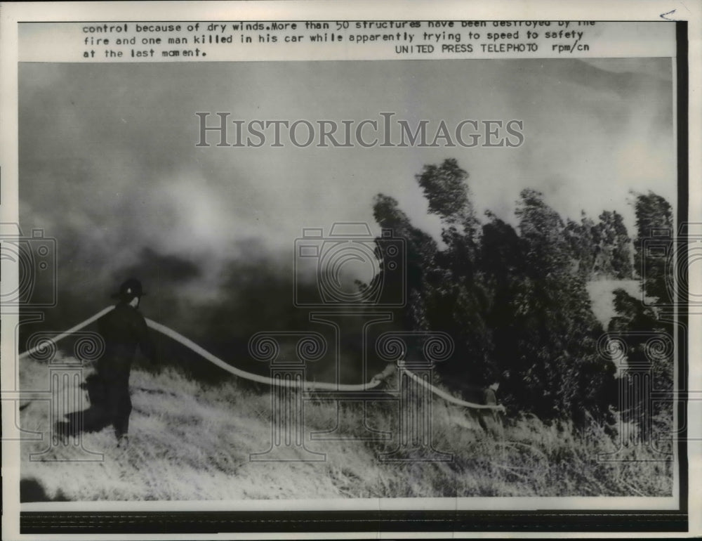 1956 Press Photo Running firemen string hose to fight blaze over 8000 acres