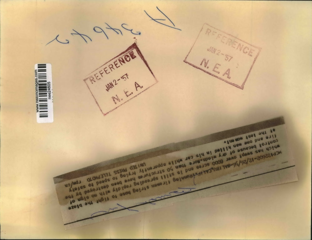 1956 Press Photo Running firemen string hose to fight blaze over 8000 acres