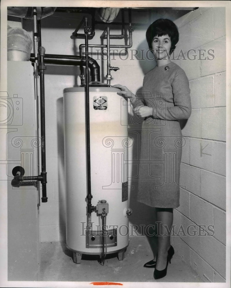 Load image into Gallery viewer, 1962 Press Photo Fast Heat Water feature for Gas Water Heater - nee24652
