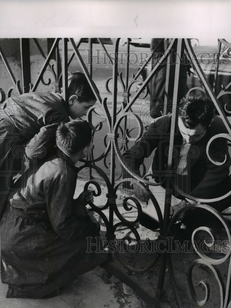 1957 Press Photo Louvre Gardens Alain Fort - nee24697