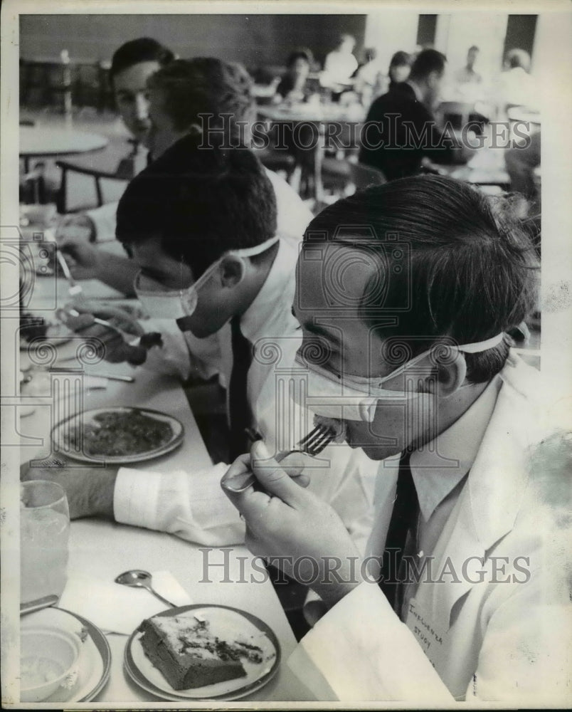 1969 Press Photo Medical Students Charles Dellinger &amp; Kevin Pranikoff in Masks- Historic Images