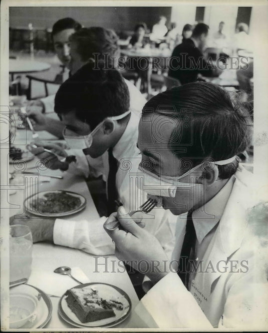 1969 Press Photo Medical Students Charles Dellinger & Kevin Pranikoff in Masks- Historic Images