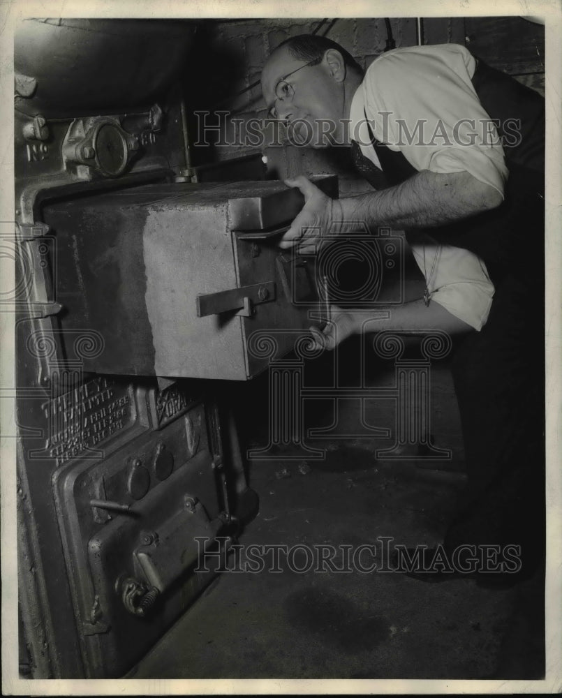 1943 Press Photo Prof. Julian R. Fellows places down draft burner into furnace