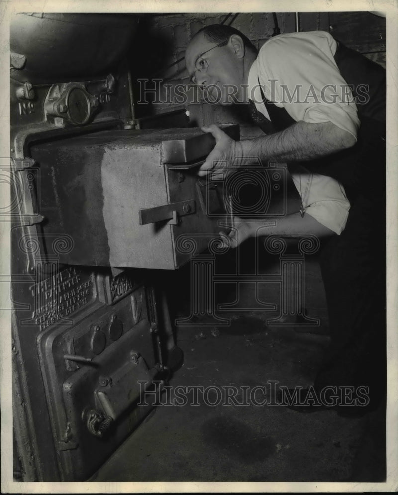 Load image into Gallery viewer, 1943 Press Photo Prof. Julian R. Fellows places down draft burner into furnace
