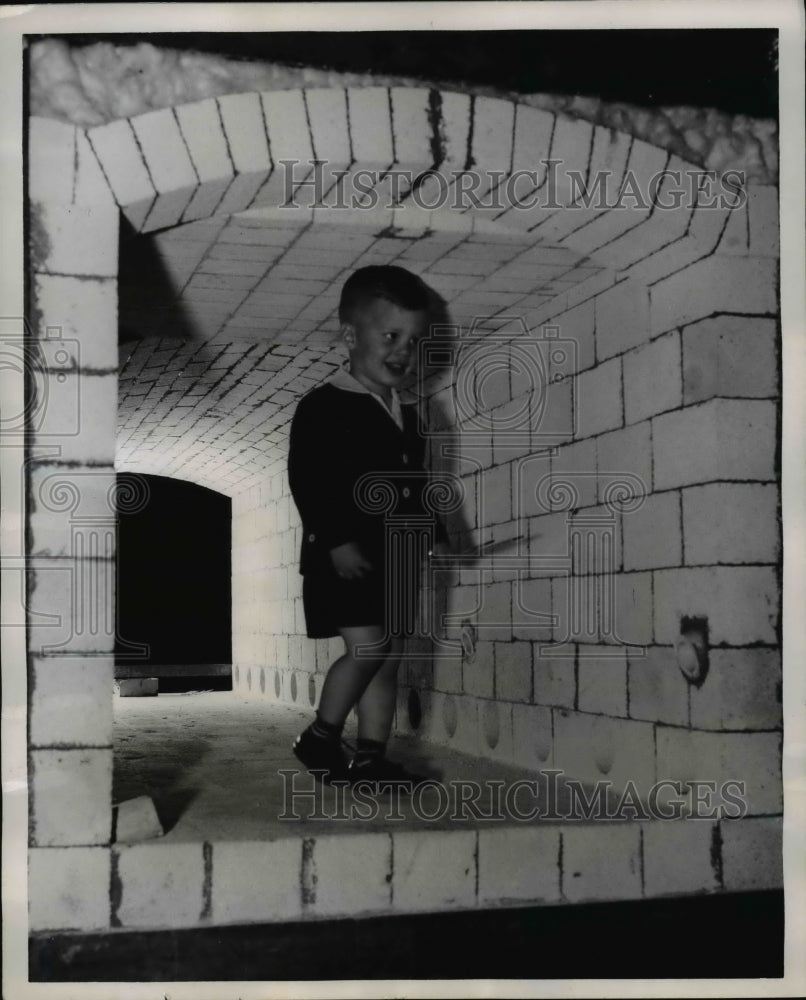 1956 Press Photo Johnny Patton in the heat furnase under construction