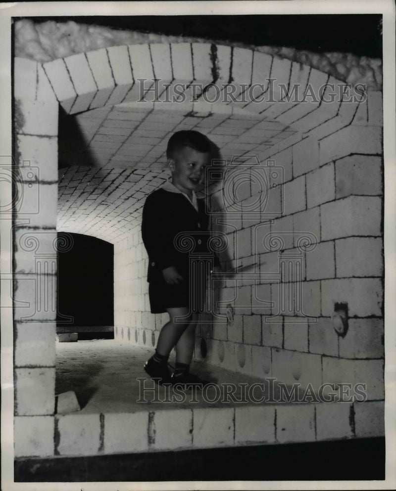 Load image into Gallery viewer, 1956 Press Photo Johnny Patton in the heat furnase under construction
