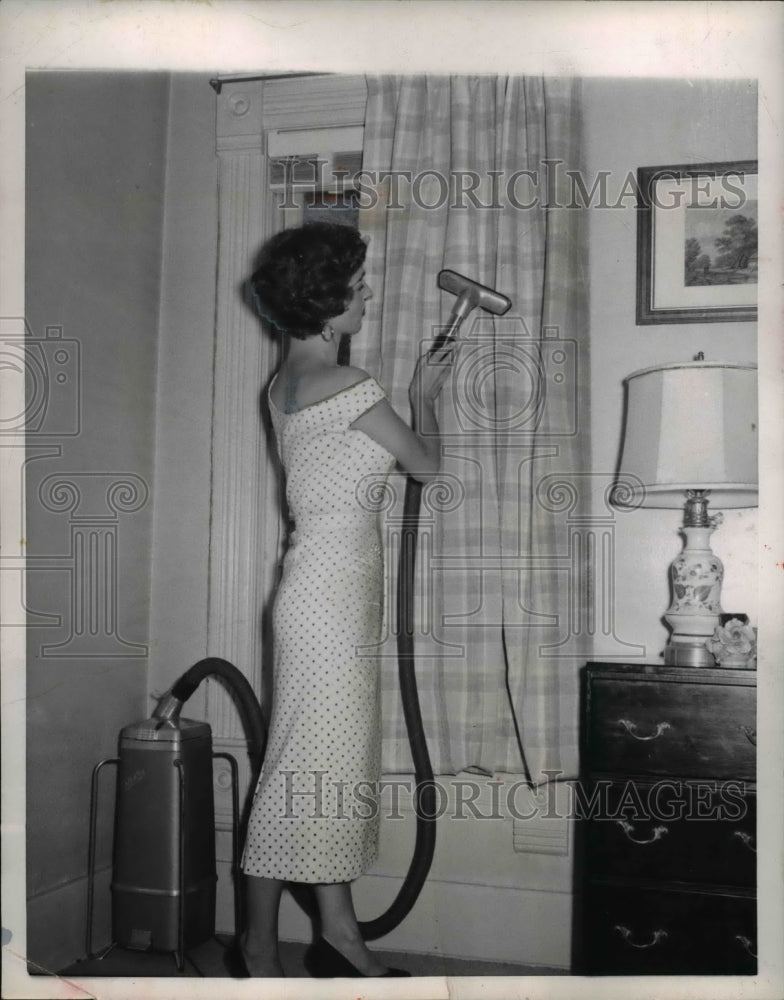 1953 Press Photo The regular vacuum cleaning of curtains - nee24821
