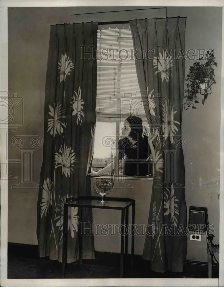 Load image into Gallery viewer, 1938 Press Photo The floral design curtains in Mrs. Rose' living room
