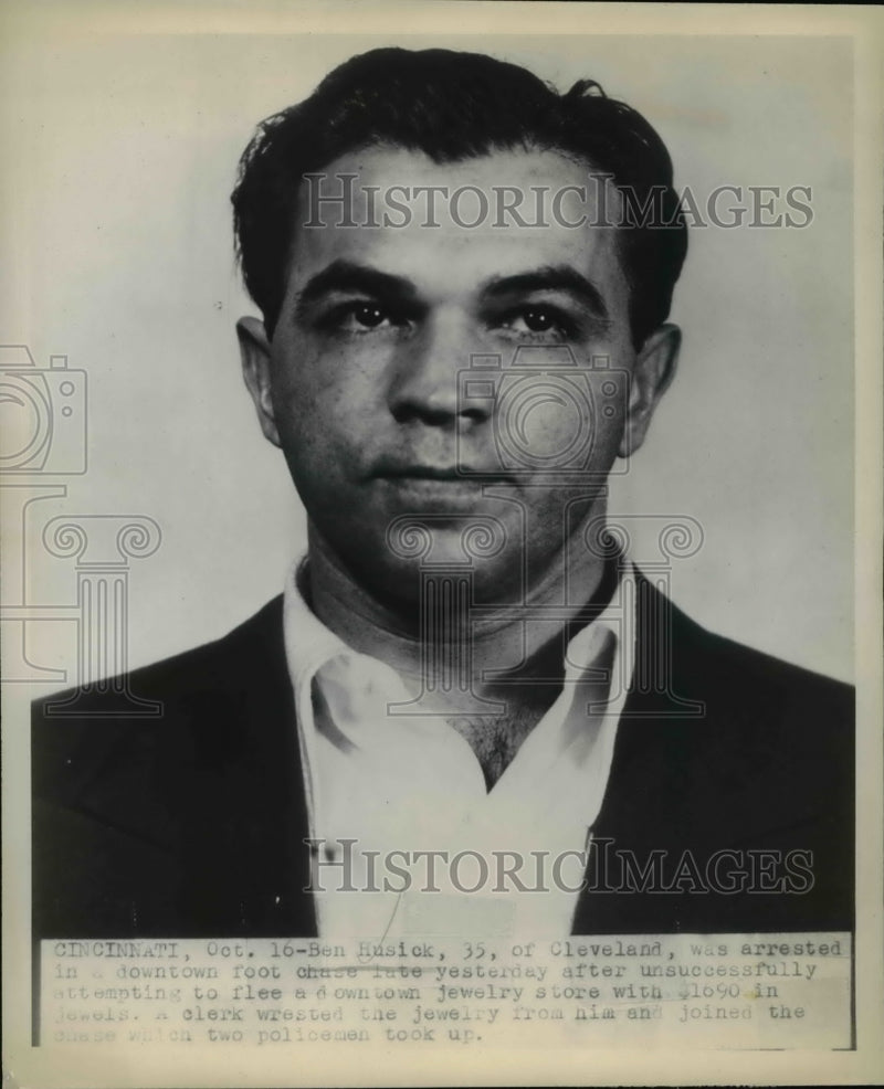 Load image into Gallery viewer, 1947 Press Photo Ben Husick arrested after Jewelry Heist - nee24883
