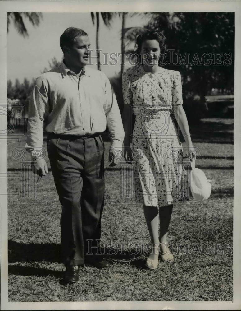 1941 Press Photo Mr. and Mrs. Edward Townsend Jr. in Bahamas - nee25079