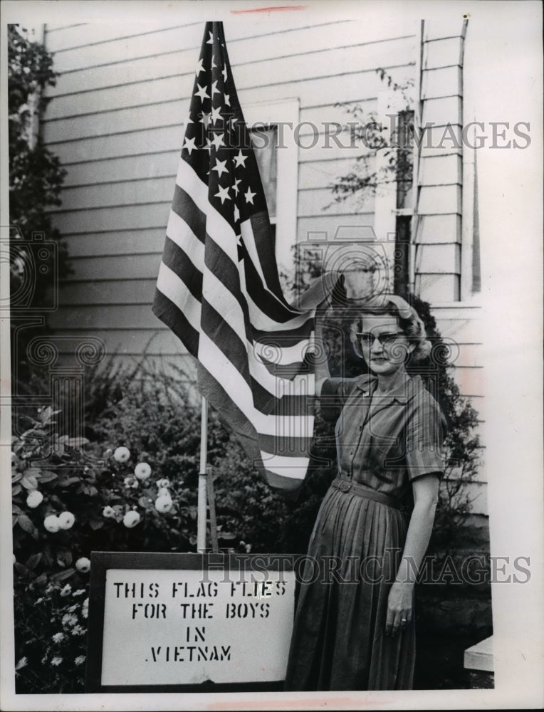 1966 Press Photo Mrs. Vernon Reese of Garden Drive holds the flag - nee25168