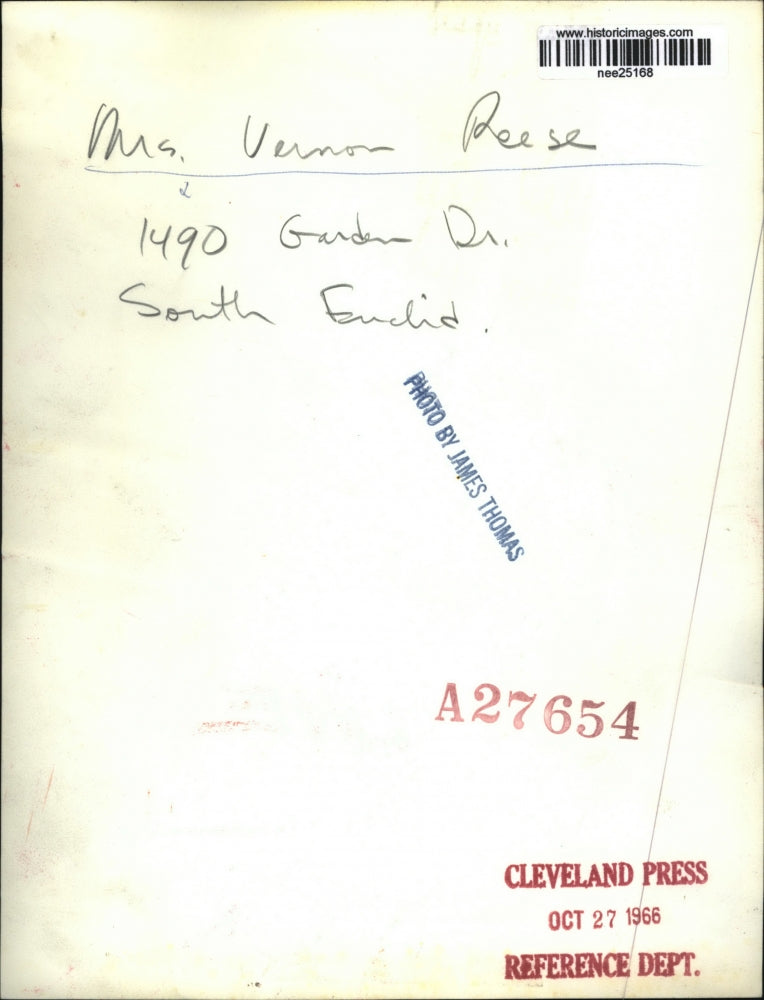 1966 Press Photo Mrs. Vernon Reese of Garden Drive holds the flag - nee25168