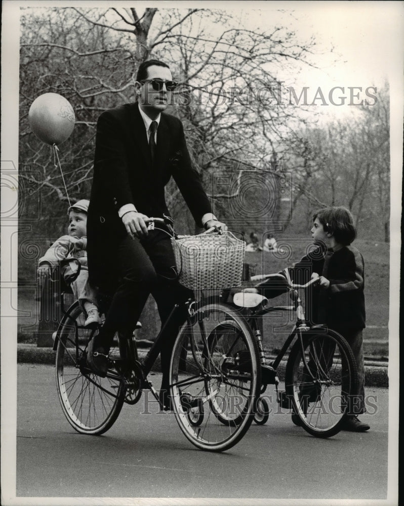 1967 Press Photo Father &amp; Children Riding Bikes in New York- Historic Images