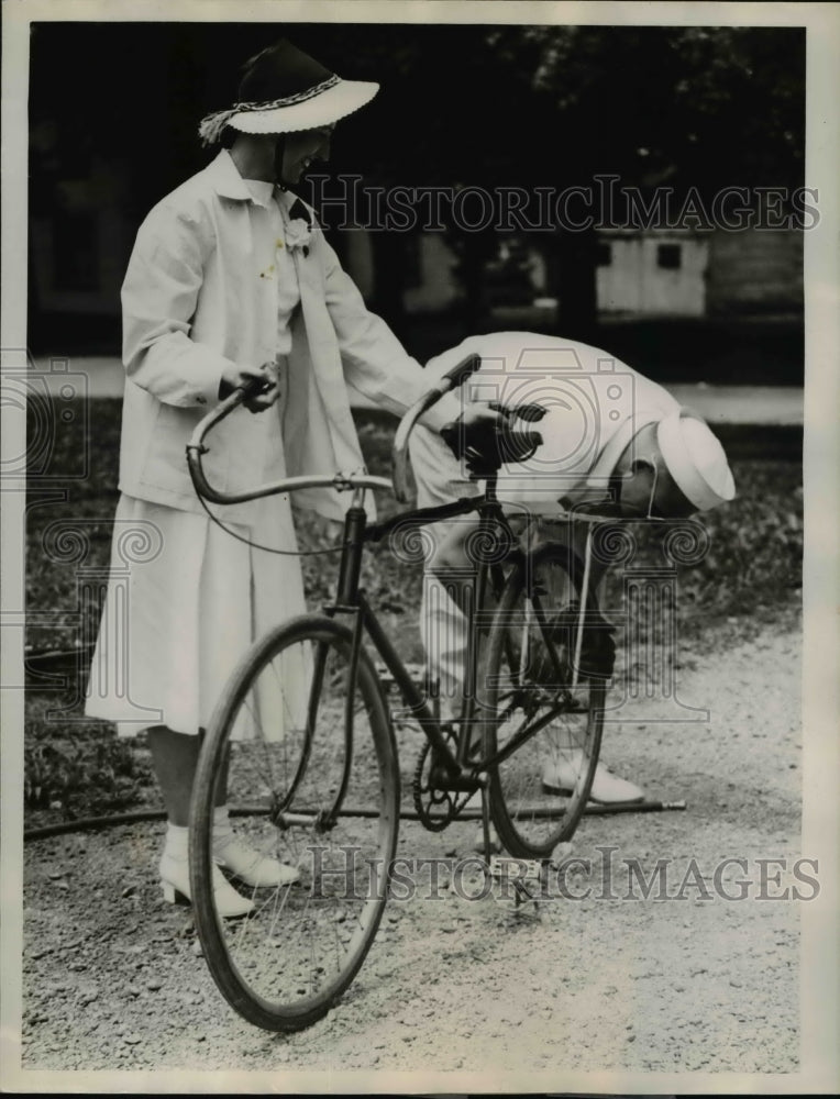 Load image into Gallery viewer, 1938 Press Photo Couple is Honeymooning By Bike Riding 2500 Miles is US
