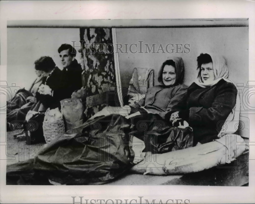 1953 Press Photo Joan Phillips and Paddy Walker participate in 50-Hour Vigil