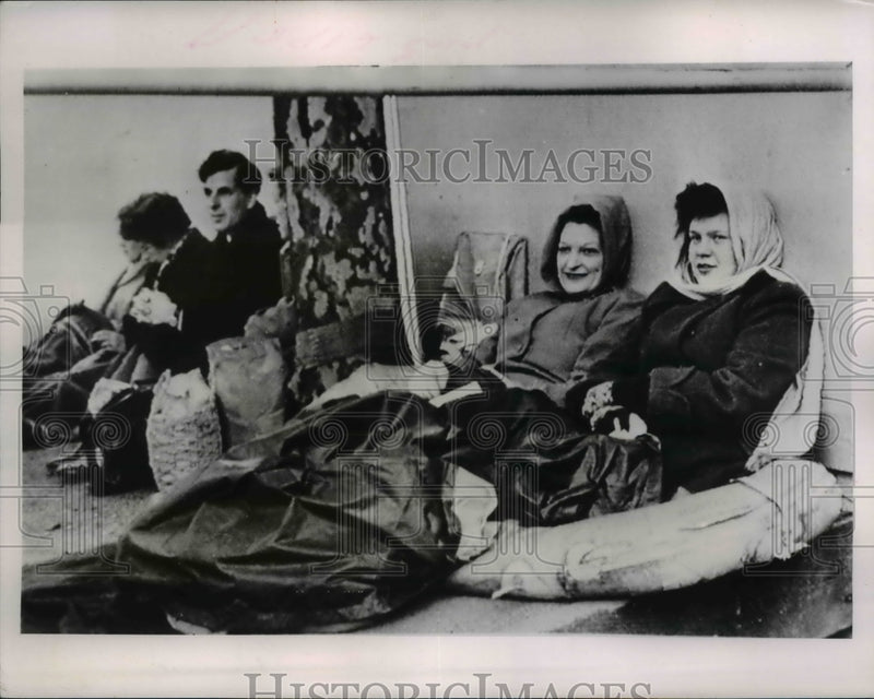 Load image into Gallery viewer, 1953 Press Photo Joan Phillips and Paddy Walker participate in 50-Hour Vigil
