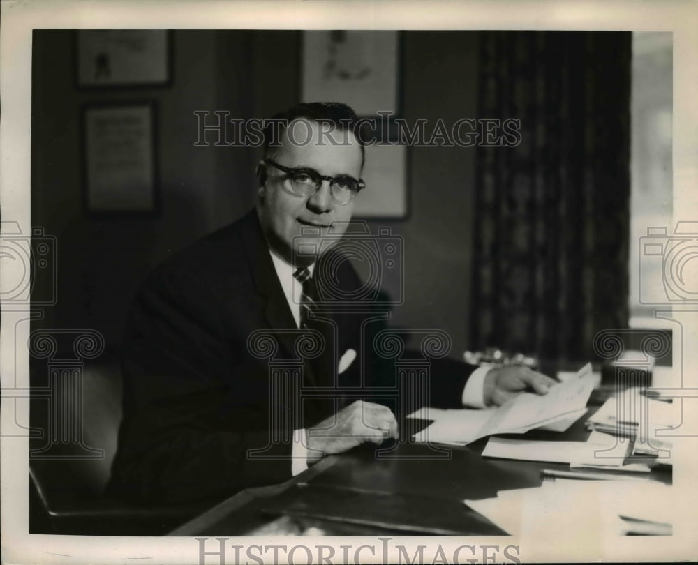 1960 Press Photo Robert M. Hall - nee25354