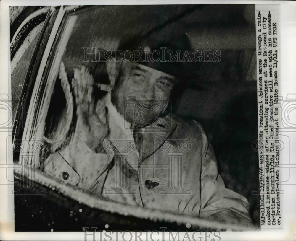 1968 Press Photo President Lyndon B. Johnson Waves from Limousine
