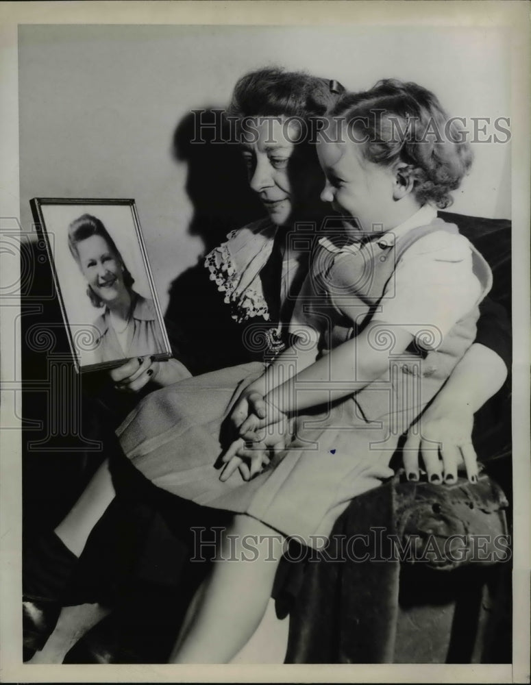 1946 Press Photo Norma Jean Wilson Marie Lucas Looking At Picture Of Her Mother