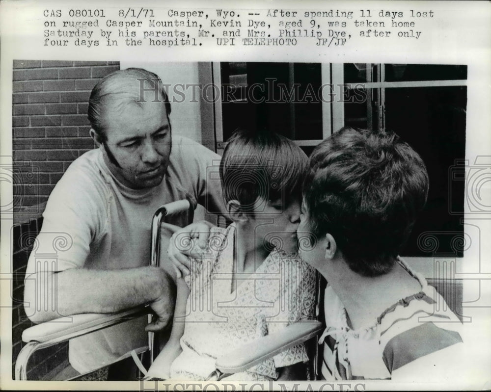 1971 Press Photo Kevin Dye was finally home with his parents, Mr. & Mrs. Phillip