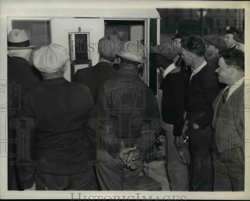 1937 Press Photo Crowd looking in the Trailor of Jacob Burns - nee25859