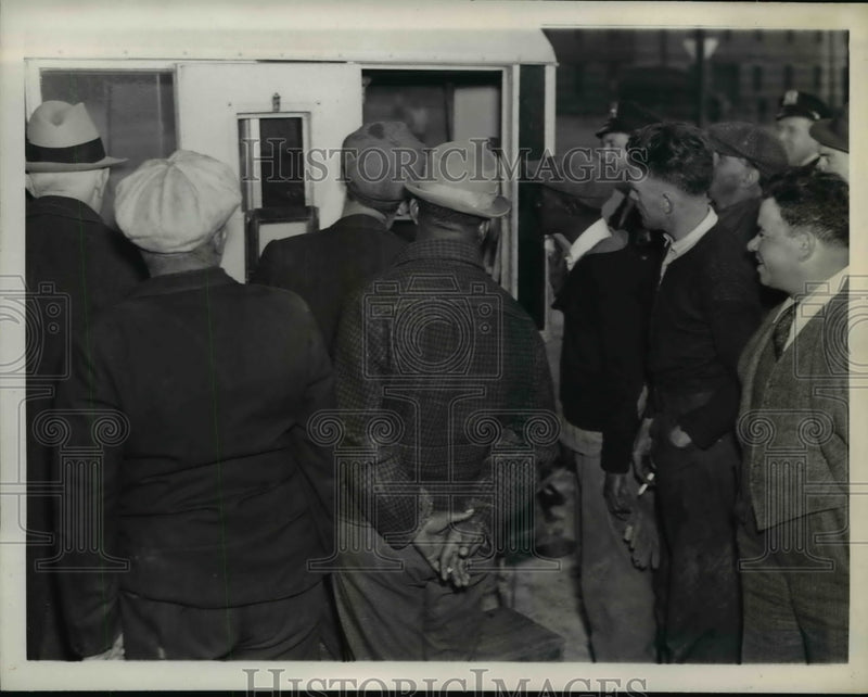Load image into Gallery viewer, 1937 Press Photo Crowd looking in the Trailor of Jacob Burns - nee25859
