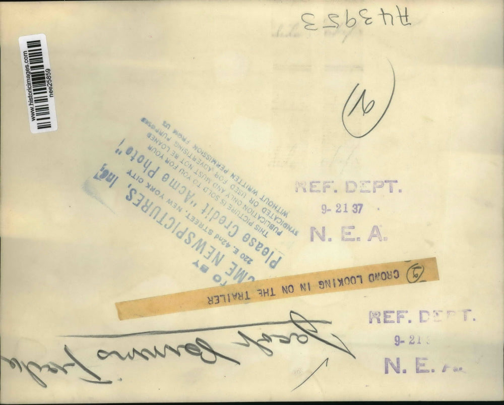 1937 Press Photo Crowd looking in the Trailor of Jacob Burns - nee25859