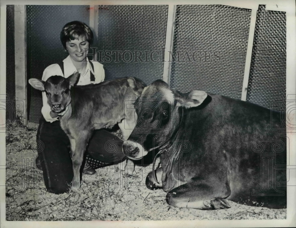 1976 Press Photo Vera Praisler with Muffin the Cow and Newborn calf - nee25863
