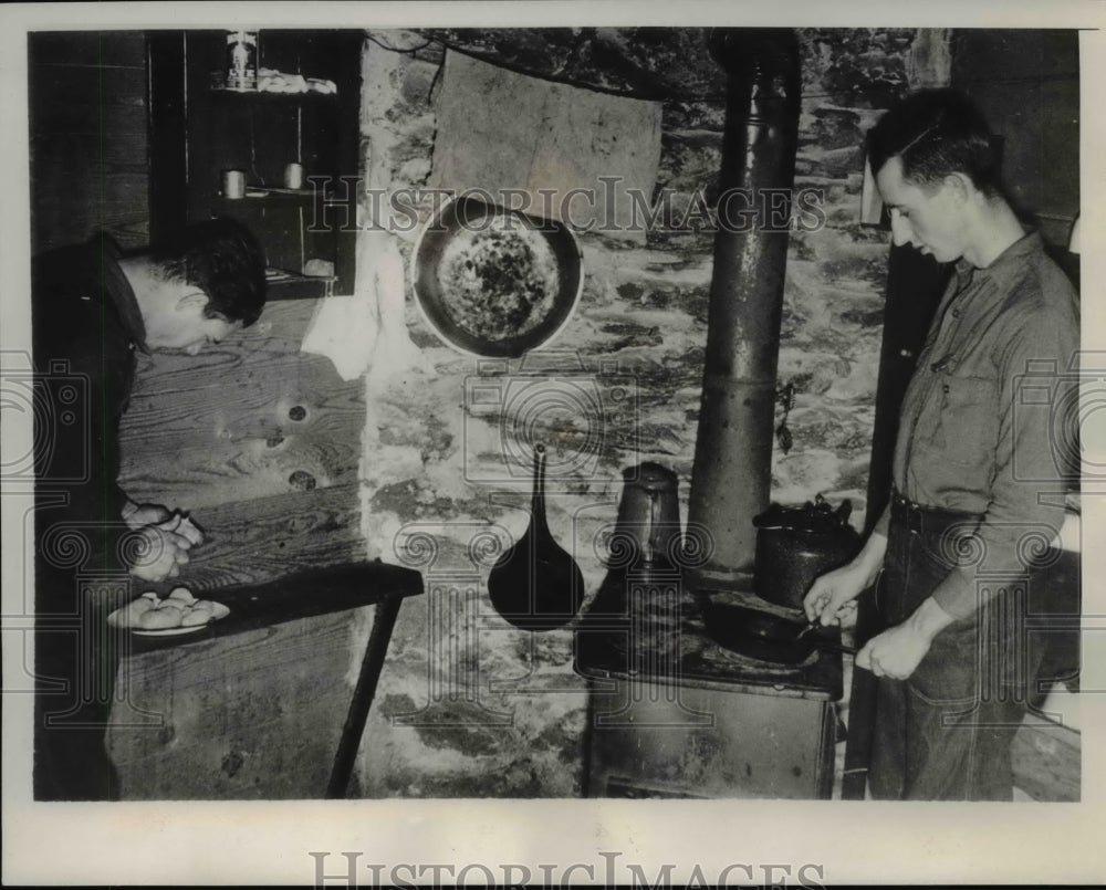 1936 Press Photo Charles Thomason and Robert Wilson at the Weather Observation