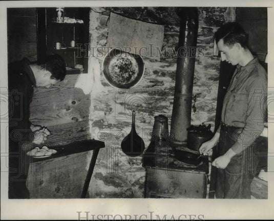 1936 Press Photo Charles Thomason and Robert Wilson at the Weather Observation