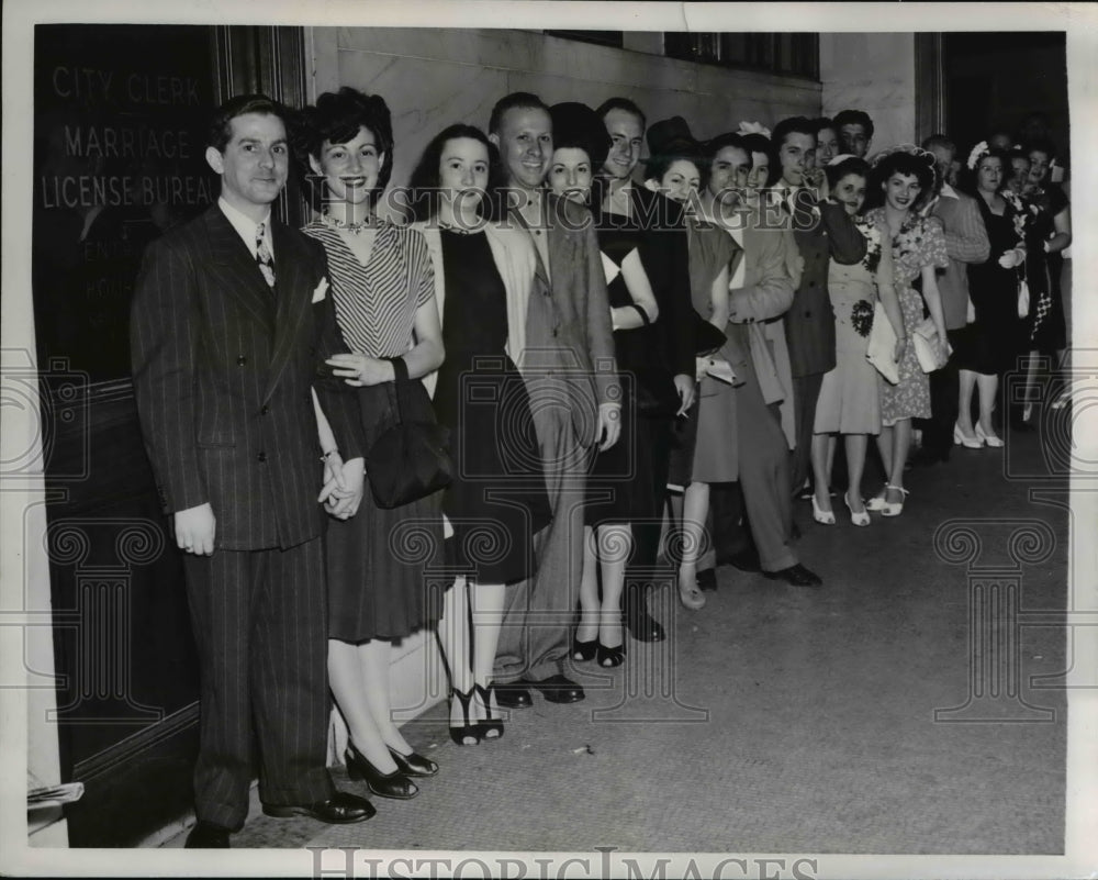 1951 Press Photo The long line of marriage license applicants - nee25944