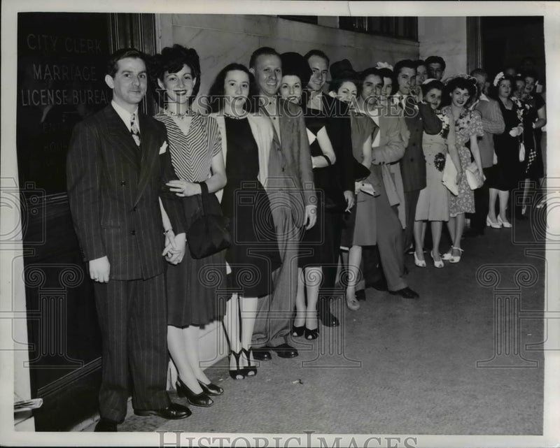 Load image into Gallery viewer, 1951 Press Photo The long line of marriage license applicants - nee25944
