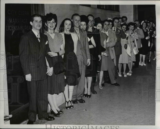 1951 Press Photo The long line of marriage license applicants - nee25944