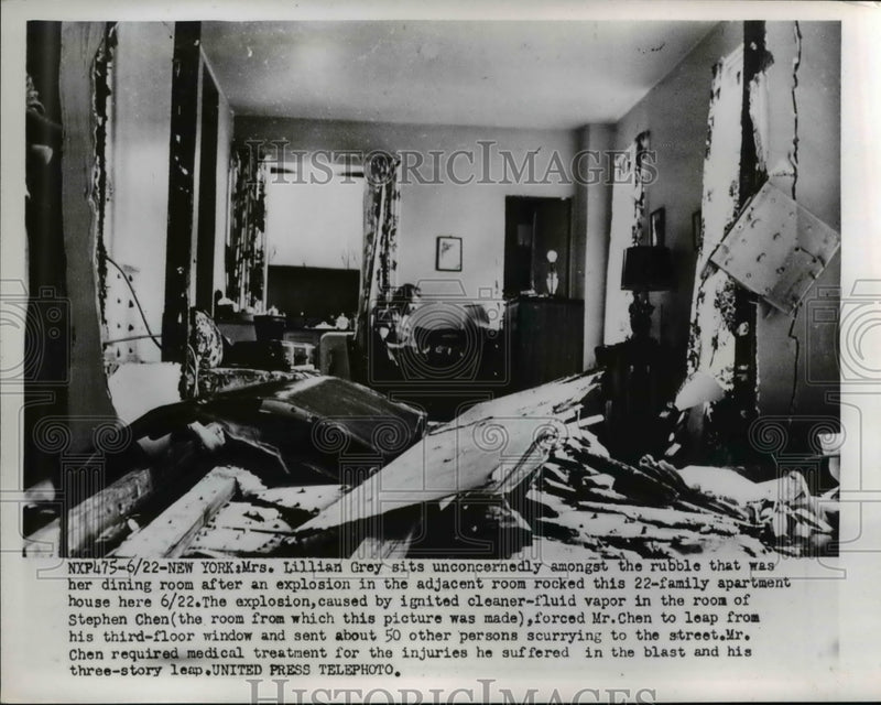 Load image into Gallery viewer, 1952 Press Photo Lillian Grey in Rubble that was her Living Room - nee25975
