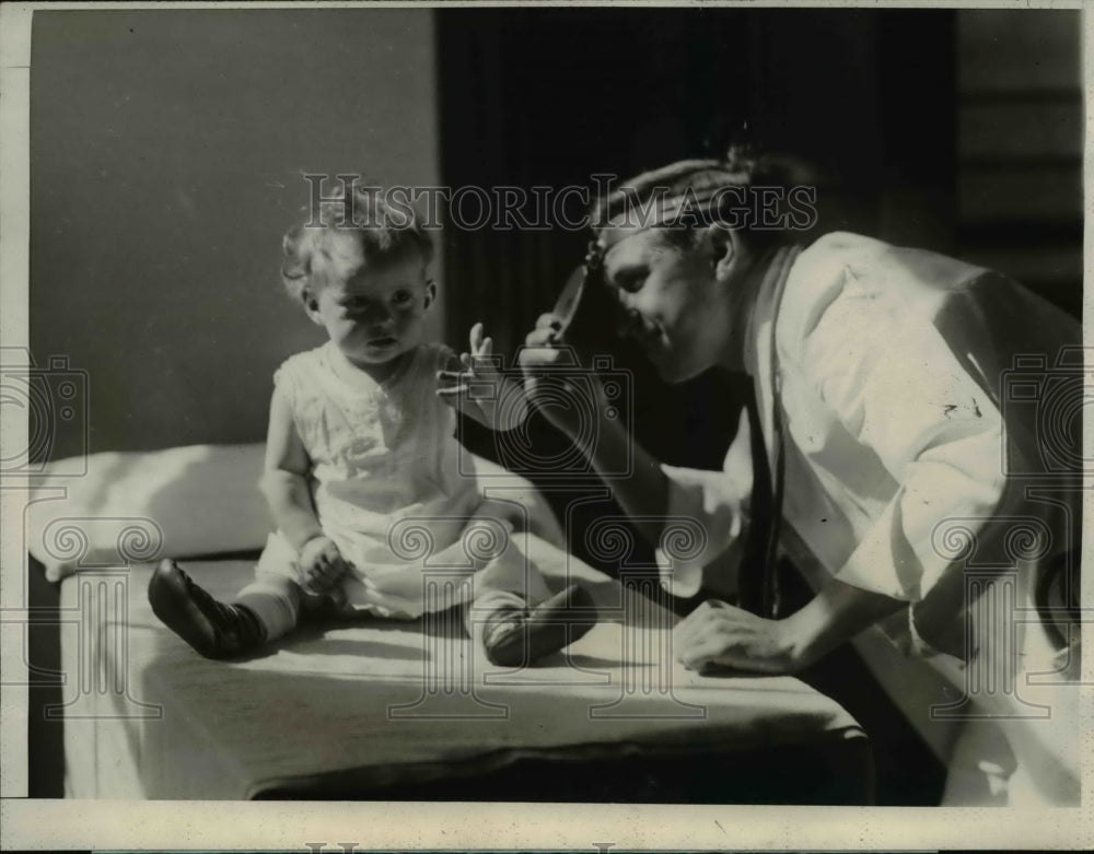 1926 Press Photo Dr. A.L. Crewason with her little patient Marcella King