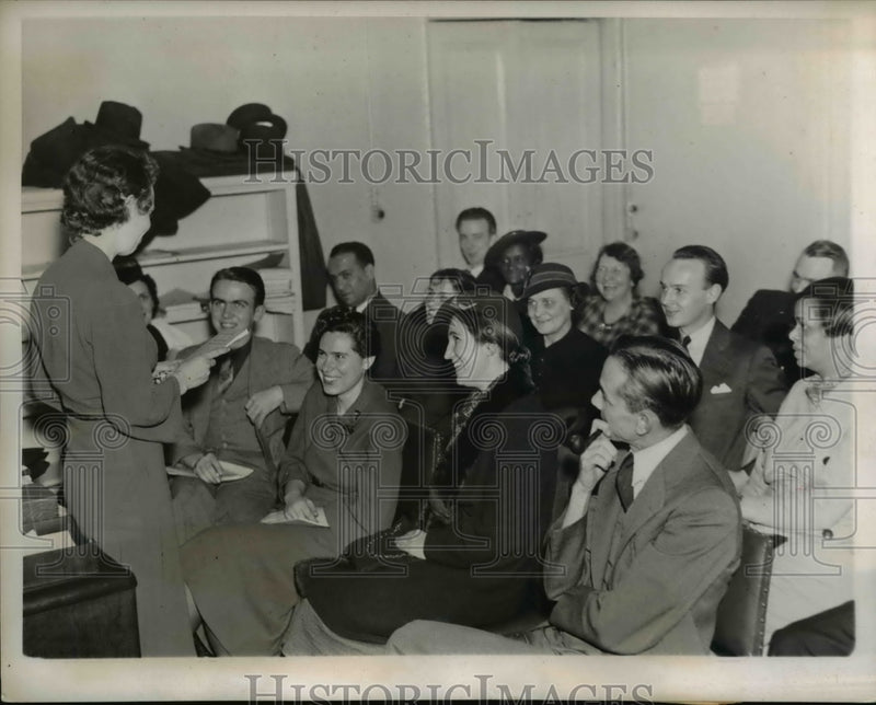 Load image into Gallery viewer, 1937 Press Photo Class at CIO Federal Workers School, Teacher Eleanor Nelson
