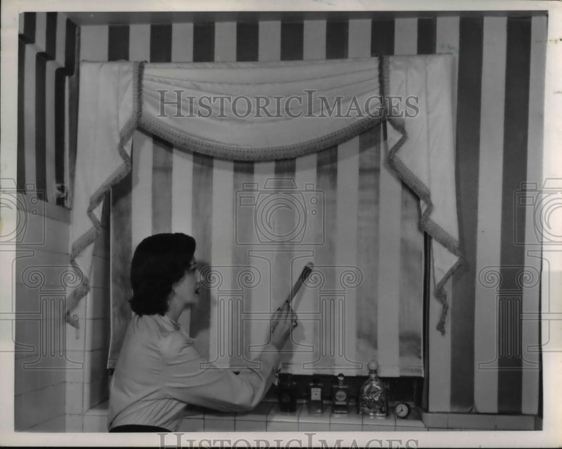 Load image into Gallery viewer, 1949 Press Photo Radio Commentator Maggi McNellis Shows Striped Window Shade
