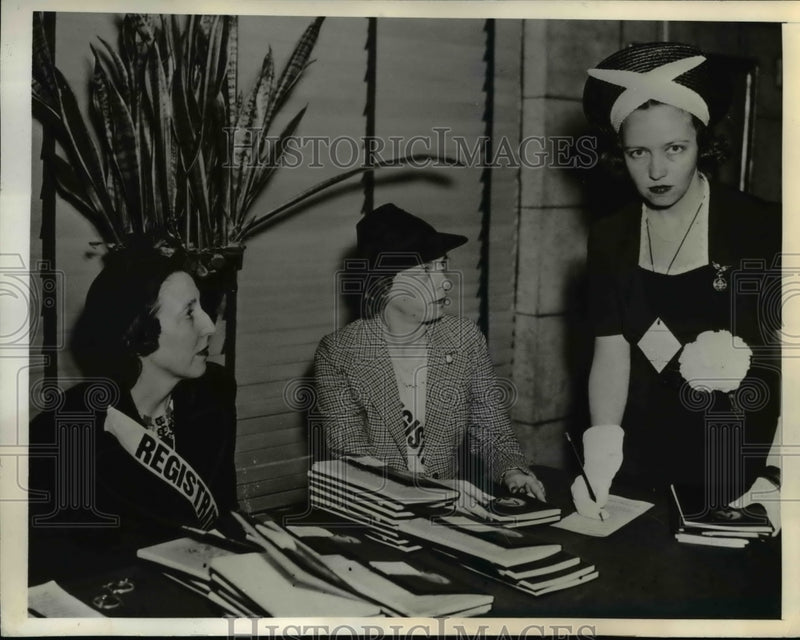 Load image into Gallery viewer, 1938 Press Photo Woman Registering For Junior League Convention
